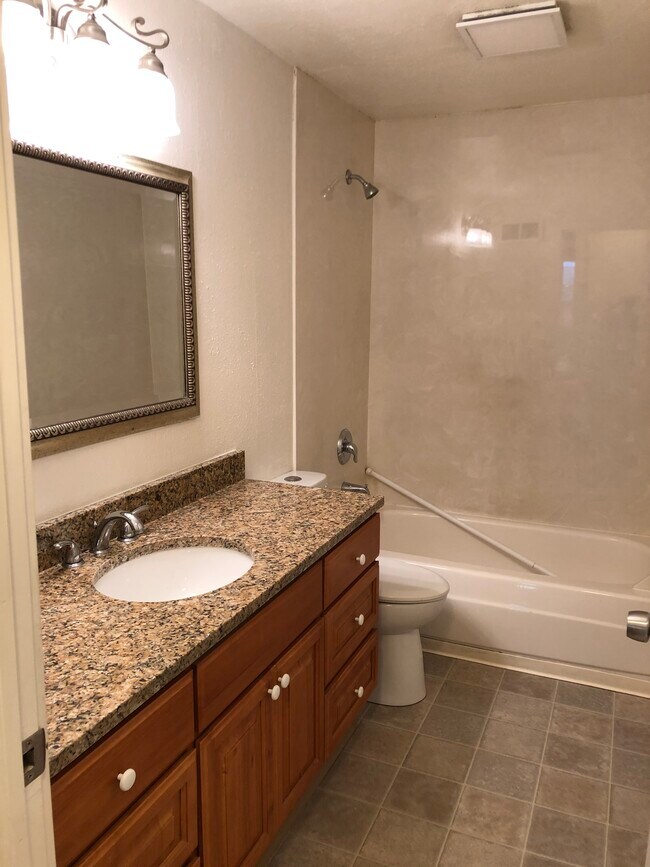 Bathroom - 1948 Harris St