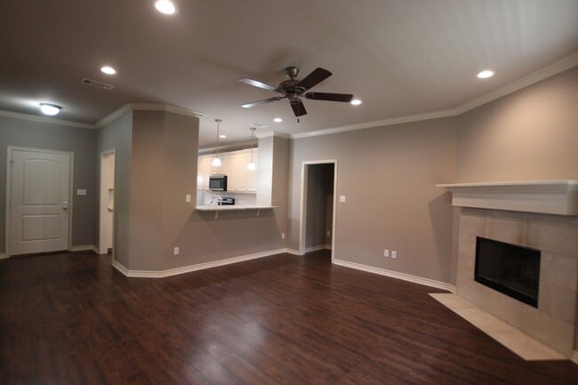 Building Photo - Beautiful 3 Bedroom 2 Bath Home in Guinn E...