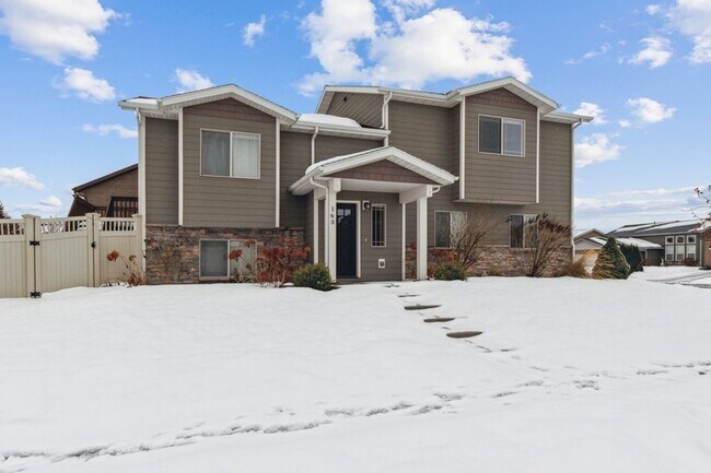 Foto del edificio - 4 bedroom, 3 bath, corner lot home