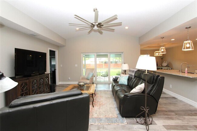 Foto del edificio - 526 Sunset Rd N