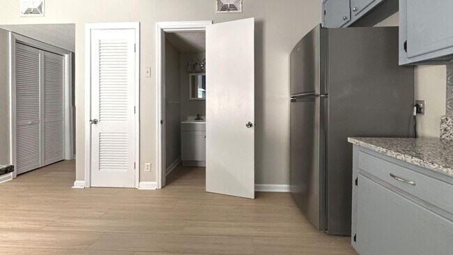 Foto del edificio - 2 & 3 Bedroom Townhomes in West Ashley