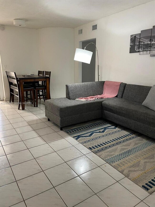 Foto del edificio - 3551 SW 11th St