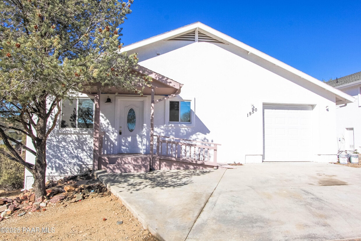 Primary Photo - 1950 Emerald Dr