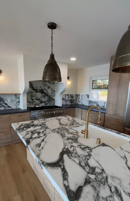 Foto principal - 4 bedrooms 2 baths home by Bay Park.