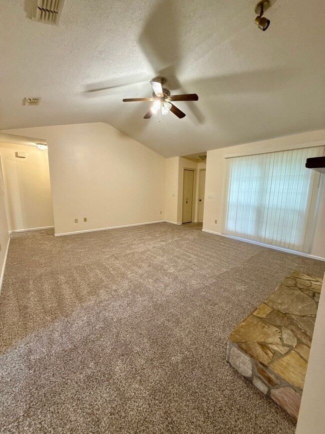 Building Photo - Great Three Bedroom Two Bath Home in Great...