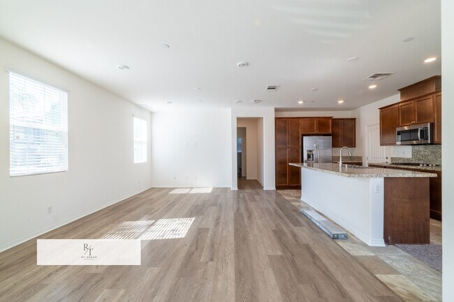 Foto del edificio - New Paint New Carpet Throughout! Gorgeous ...