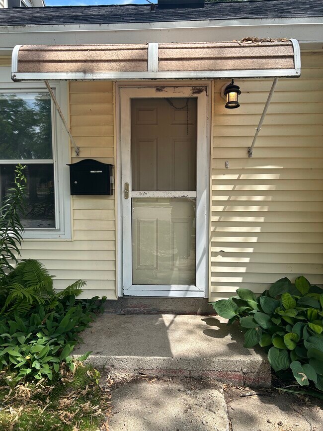 Building Photo - 423 Maryhill Dr