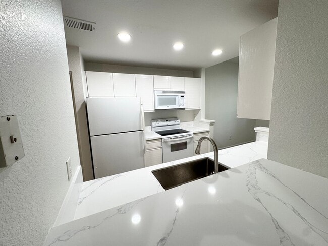 Building Photo - Perfect Shape Upgraded Pleasanton Condo wi...