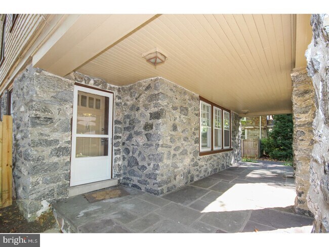 Building Photo - 541 Riverview Rd