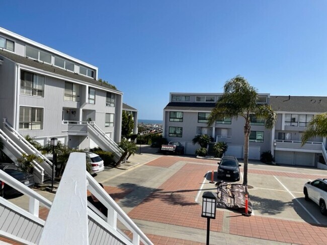 Building Photo - Completely Remodeled 2 Level Condo in Newp...