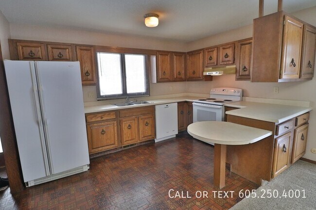 Building Photo - Spacious 2 Bed 1.5 Bath Apartment on the E...