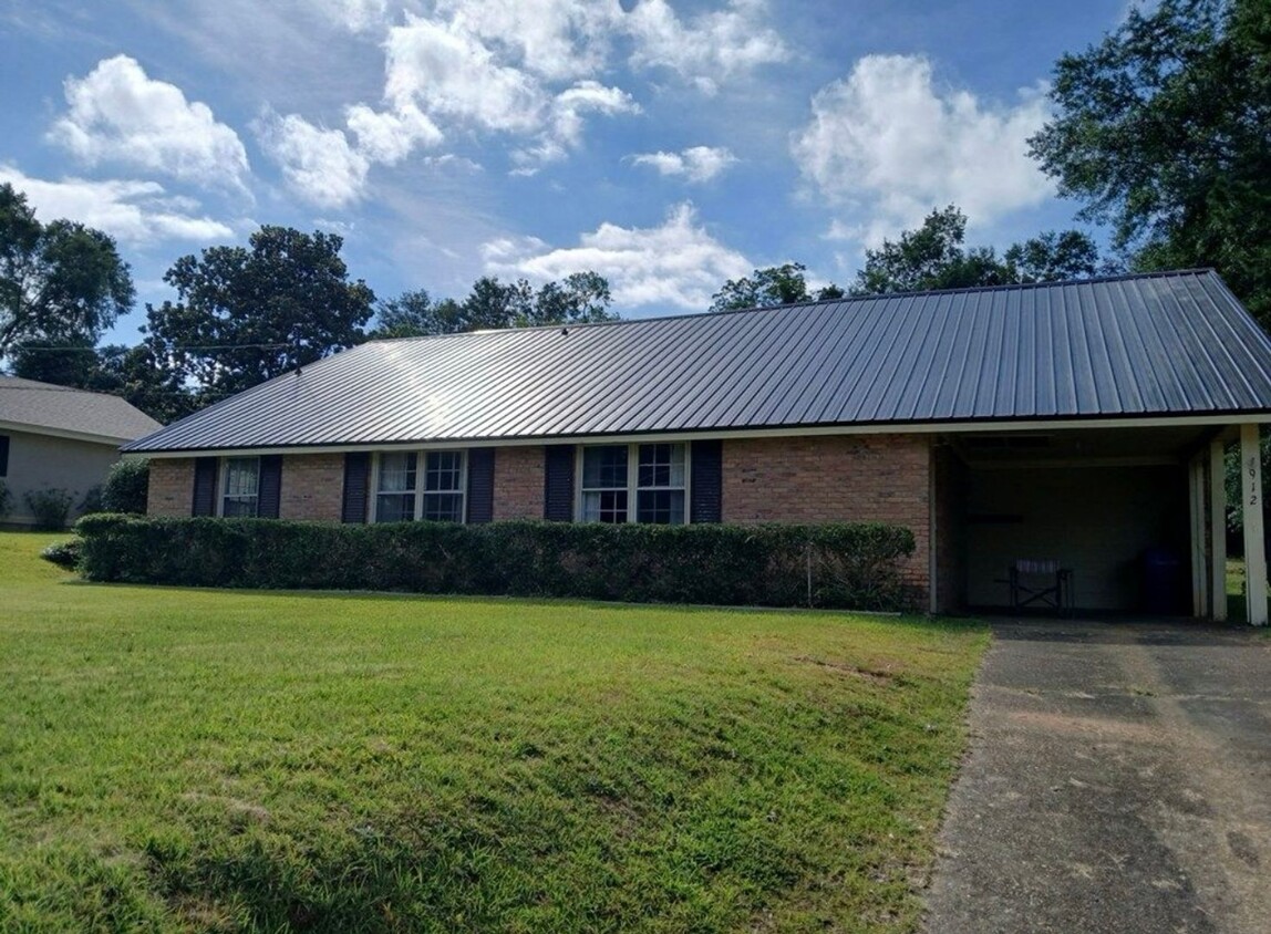 Primary Photo - 4 BR 3 BA home on Murphree St