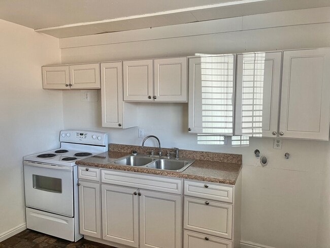 Building Photo - 610 S 200 E  4 Plex