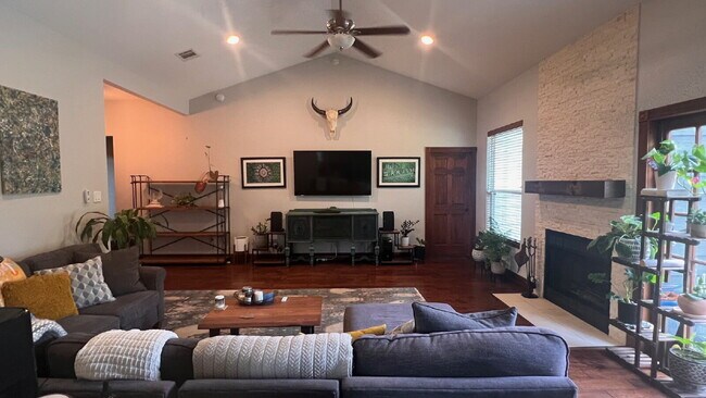 Foto del edificio - Beautifully Updated 3BR Home in Prime South Austin Location!