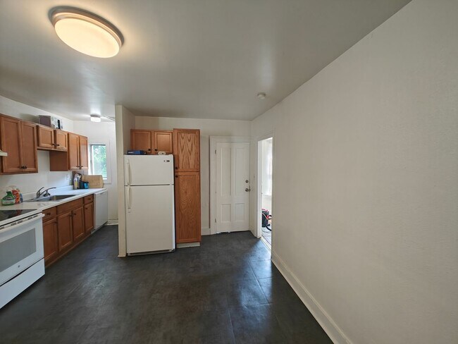 Building Photo - 213 Willow St