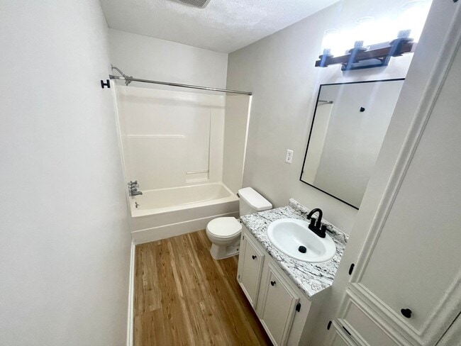 Building Photo - 1 Bedroom/1 Bath Duplex Unit Available for...