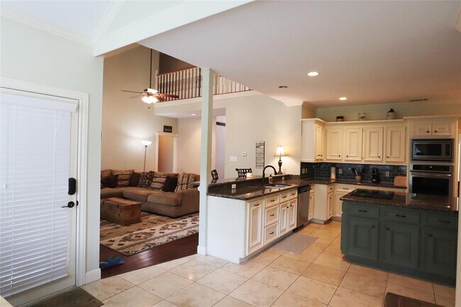 Foto del edificio - 1714 7 Maples Dr