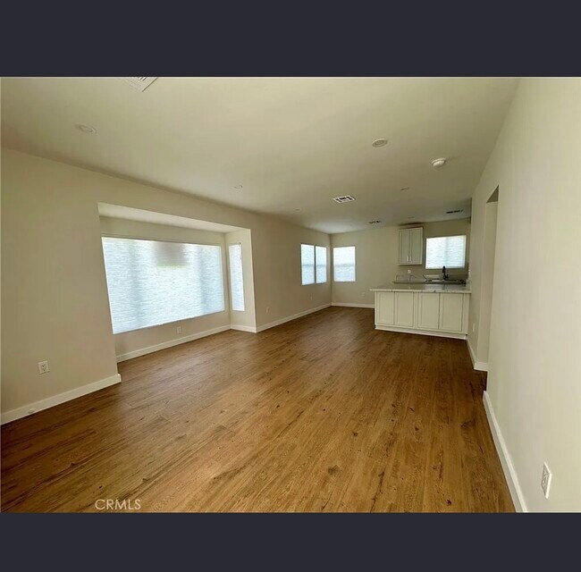 Hermosos pisos de madera noble con excelentes contraventanas. - 1436 N Hollywood Way