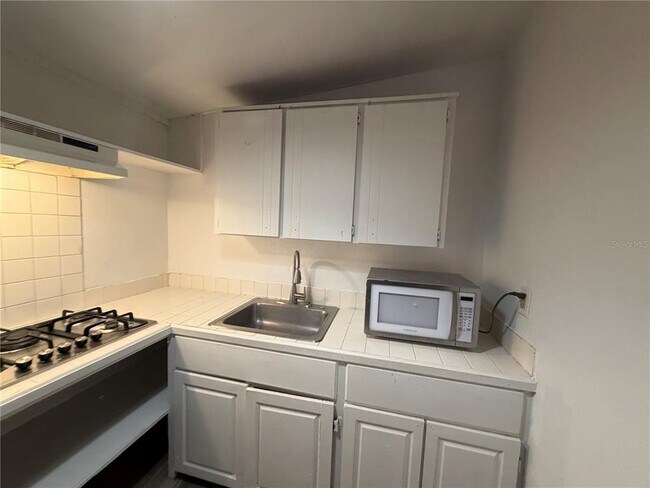 Building Photo - 410 W Howry Ave