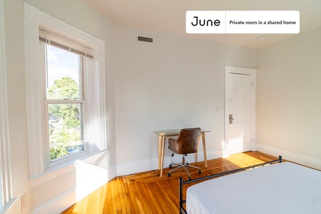 Building Photo - Private bedroom in 4 bed/2 bath Home