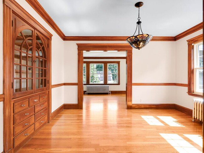 Dining room (light has been updated since photo) - 20 Zeller St