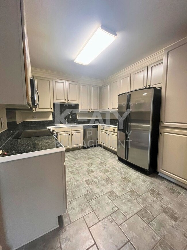 Building Photo - Extremely Spacious Townhouse Available in ...