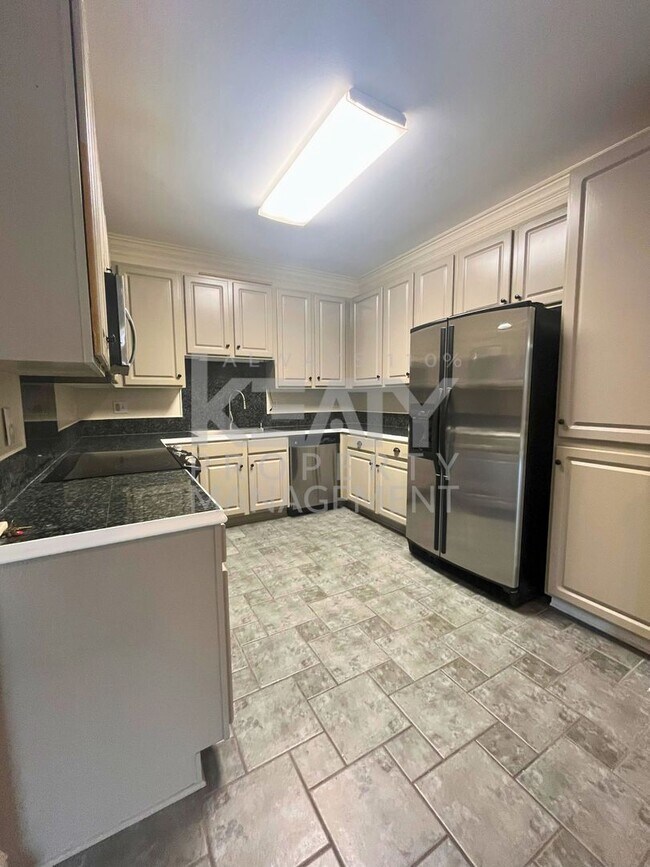 Foto del edificio - Extremely Spacious Townhouse Available in ...