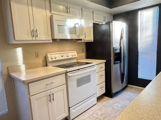 Foto del edificio - GORGEOUS REMODEL! 2 BED 2 BATH IN POINTS W...