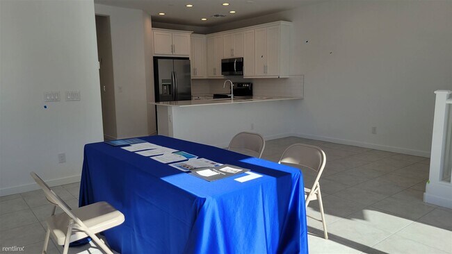 Building Photo - 3 br, 2 bath Townhome - 9837 East Gamma Av...
