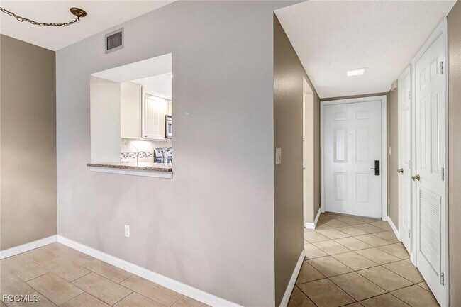 Foto del edificio - 7430 Lake Breeze Dr