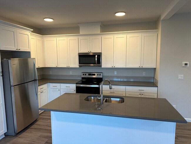Foto del edificio - Brand New 4 Bed / 2.5 Bath Duplex! Half Of...