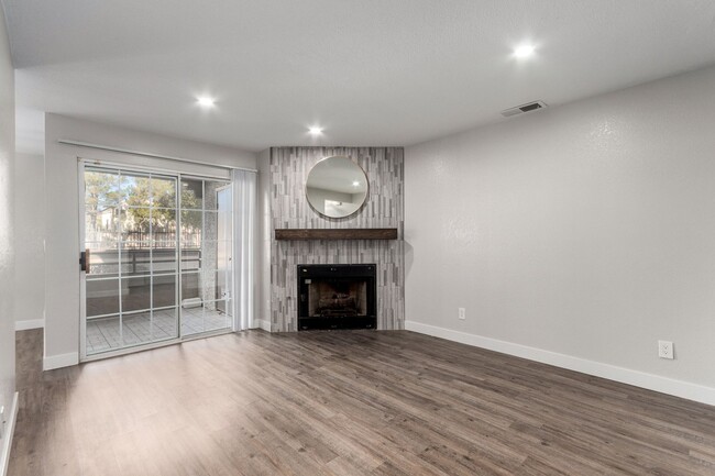 Building Photo - Stunning Renovated 3-Bedroom condo in The ...