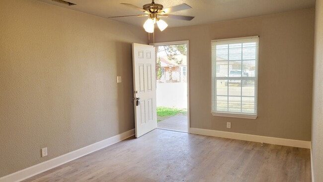 Building Photo - Totally Remodeled!! Available Now!