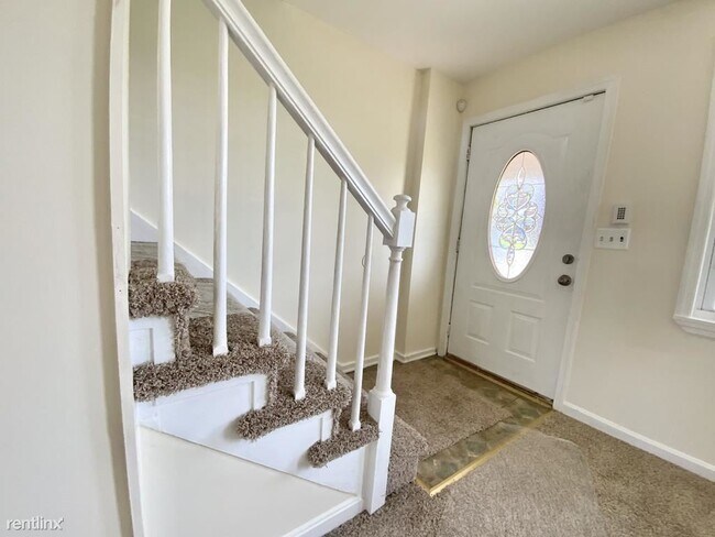 Building Photo - 3 br, 1.5 bath Townhome - 6900 Eastbrook Ave