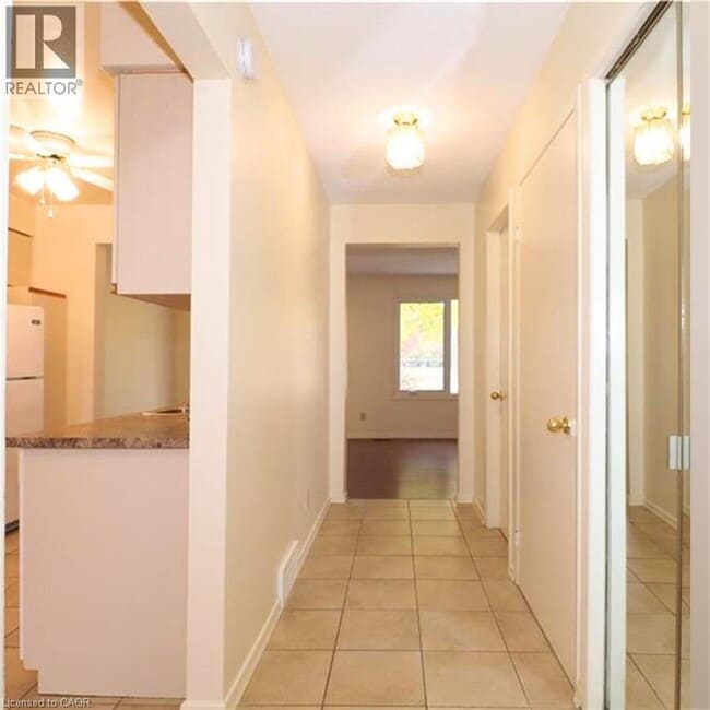 Building Photo - 425 KINGSCOURT Dr