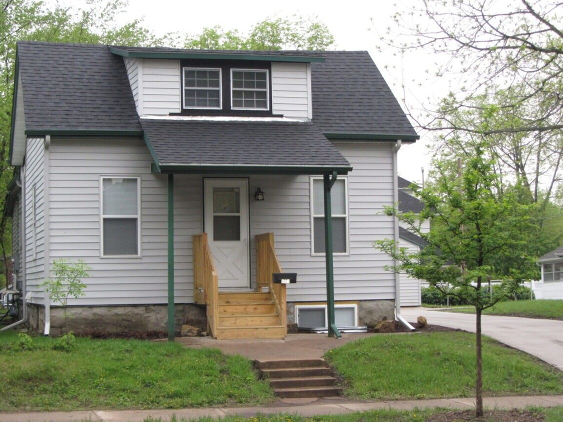 Primary Photo - 3 bedroom house available June 1st! Lots o...