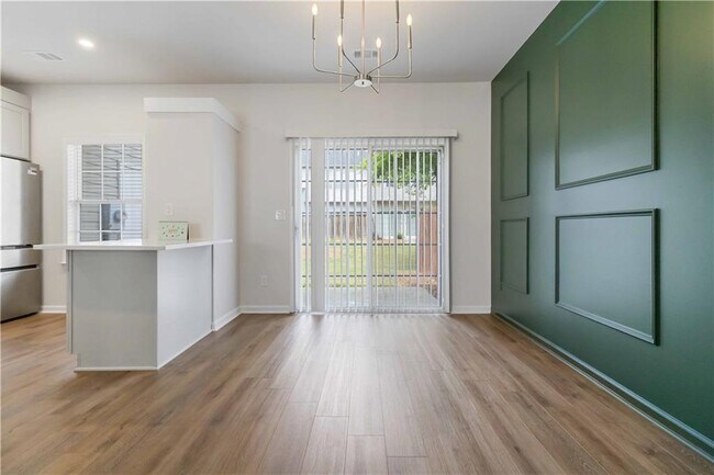 Foto del edificio - 13300 Morris Rd