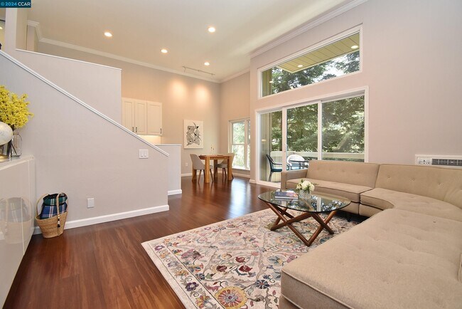 Building Photo - 2067 Ascot Dr