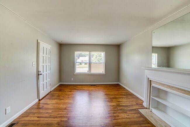 Building Photo - 3/2/1 Close to TU and Downtown