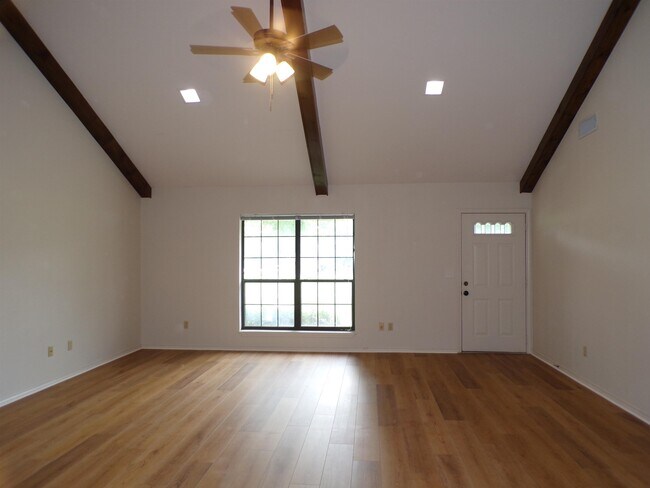 Building Photo - 21 Fairway Ln