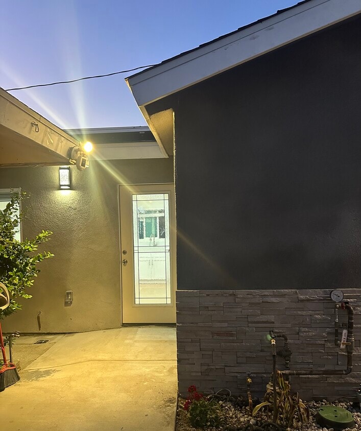 Foto principal - 4852 Stancroft Ave