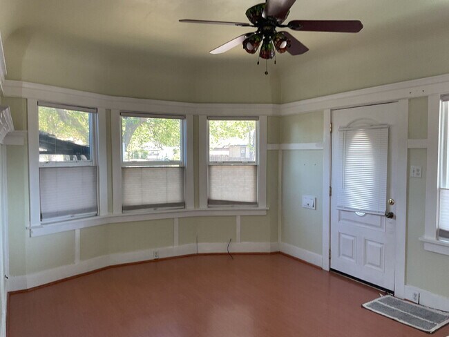 Foto del edificio - "Charming 2-Bed Home with Granite Touches in Tracy's Heart!"