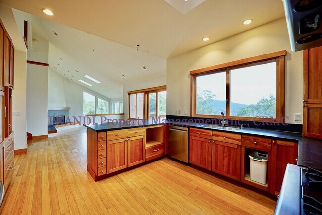 Building Photo - Charming 3 Bed, 2 Bath Mill Valley Home wi...