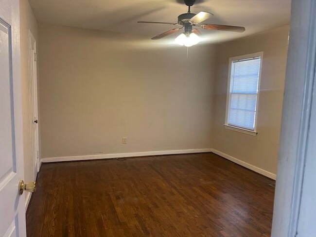 Building Photo - Midtown Duplex 2 bedroom 1 bath