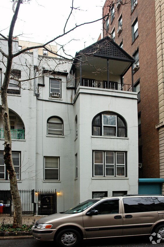 Foto principal - 241 W 75th St