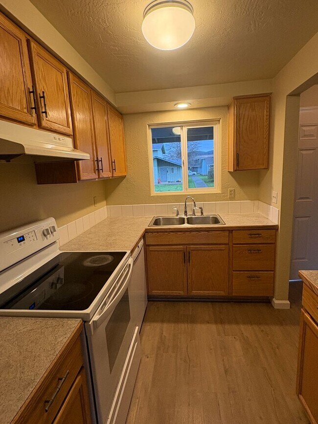 Foto del edificio - 2 Bedroom 1.5 Bath Duplex in Springfield