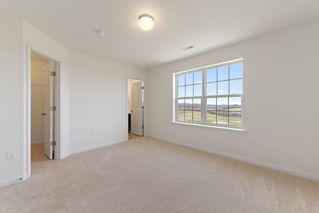 Building Photo - 3 bedroom Townhome with unfinished basement!