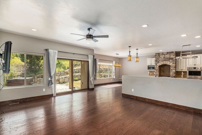 Building Photo - Mountainside Luxury, Minutes from Town, Ga...