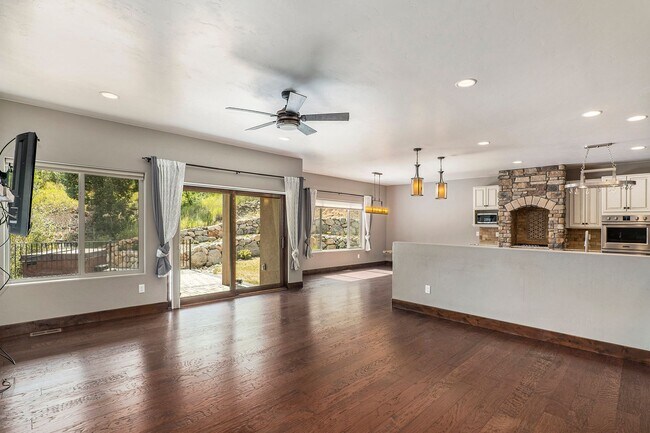 Foto del edificio - Mountainside Luxury, Minutes from Town, Ga...
