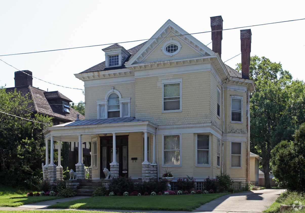 Building Photo - 313 S Main St